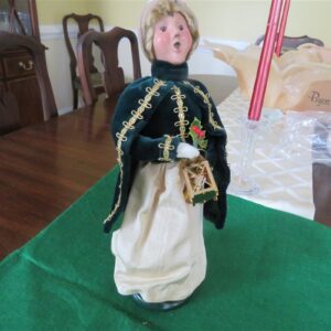 Byer’s Choice Carolers Lenox Exclusive Woman 1