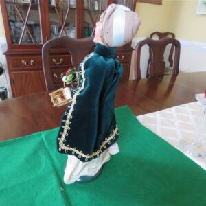 Byer’s Choice Carolers Lenox Exclusive Woman 2