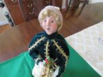 Byer’s Choice Carolers Lenox Exclusive Woman 3