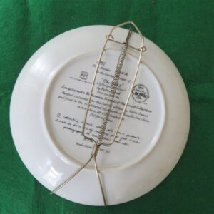 1987 Edwin Knowles Limited Edition "The Rabbit" by Kevin Daniel Collector Plate Edwin M knowles First issue in the “Friends of the Forrest” collection by Keven Daniel 8 ½ inhes diameter. Plate #4152A Bradex #84-K41-45.1 Good condition. No chips, dings or sratches. Must be considered s used. No box or certificate. Hanger apparatus is included. 2