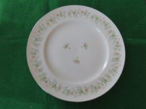 Dinner Plate Johann Haviland Forever Spring 10 ¼ inches diameter Vintage from the 1980’s. Blue and pink flowers with green leaves around the rim and in the middle. Gold ring on the rim. Good condition. No dings, chips or scratches. Must be considered as used. 1