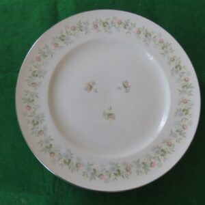 Dinner Plate Johann Haviland Forever Spring 10 ¼ inches diameter Vintage from the 1980’s. Blue and pink flowers with green leaves around the rim and in the middle. Gold ring on the rim. Good condition. No dings, chips or scratches. Must be considered as used. 1