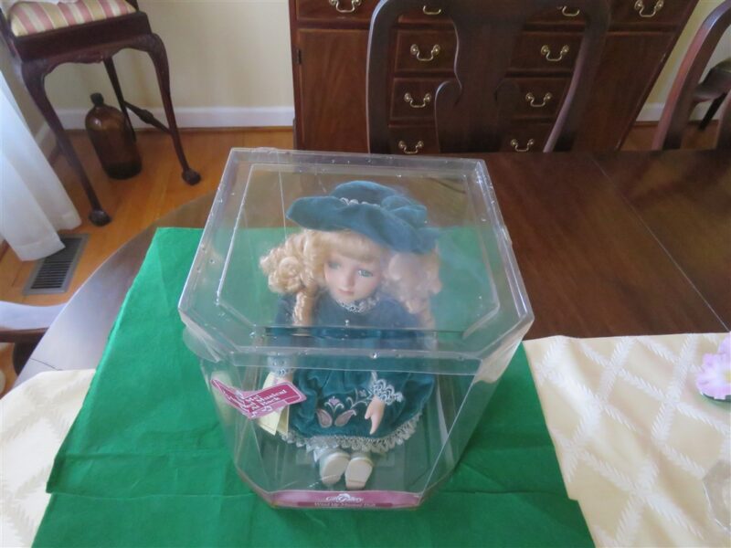 Collectors Choice Musical Porcelain Doll Vintage Jewel Gift Gallery 7