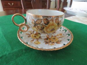 Vintage Royal Sealy Teacup & Saucer Yellow Roses Gold trim. 2