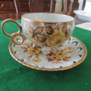 Vintage Royal Sealy Teacup & Saucer Yellow Roses Gold trim. 2