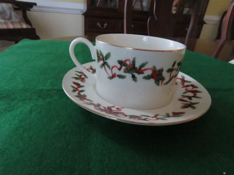 Retroneu Flat Cup & Saucer Holiday Ribbons 1