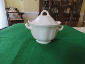 Sugar Bowl Wedgwood of Etruria and Barlaston Queens Shape Plain Off White 1