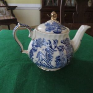 Sadler Teapot Blue Willow Swirled Ribbed Body 2