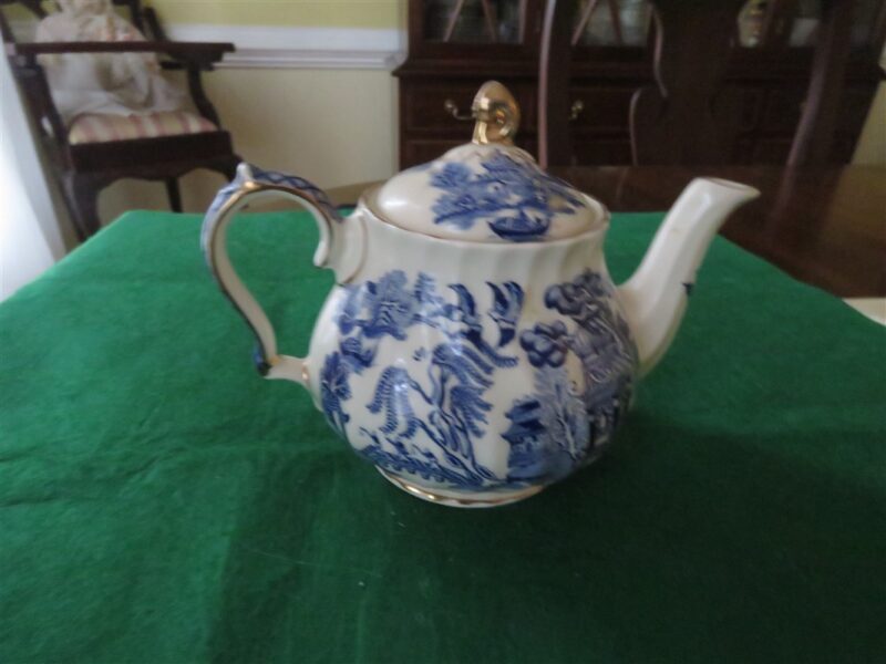 Sadler Teapot Blue Willow Swirled Ribbed Body 2