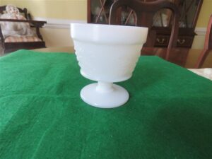 VINTAGE Milk Glass. Anchor Hocking Harvest Grape Pattern 1