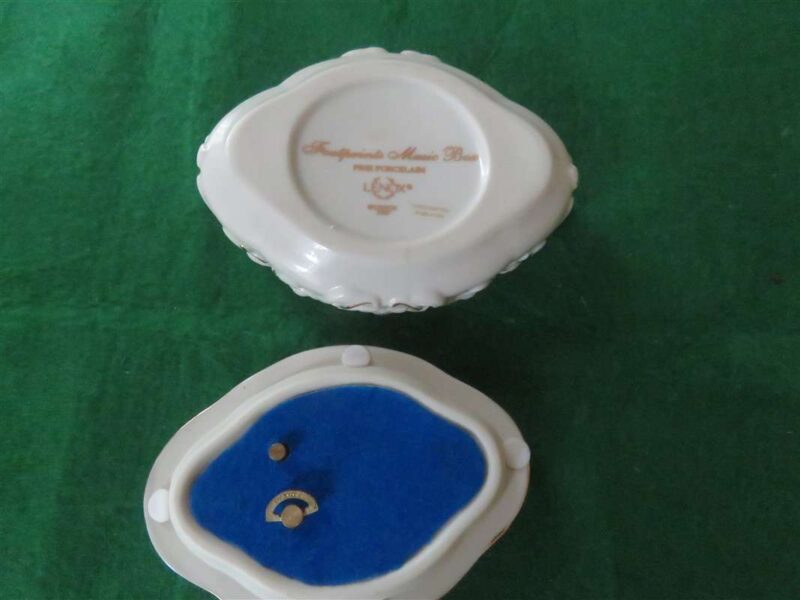 Lenox Footprints Music Box 4