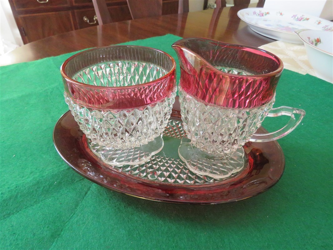 glass cups and glass tray