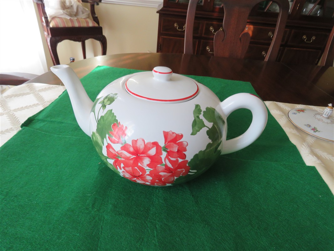 101099L1 (1067 x 800) tea pot R B Bernarda Portugal 1