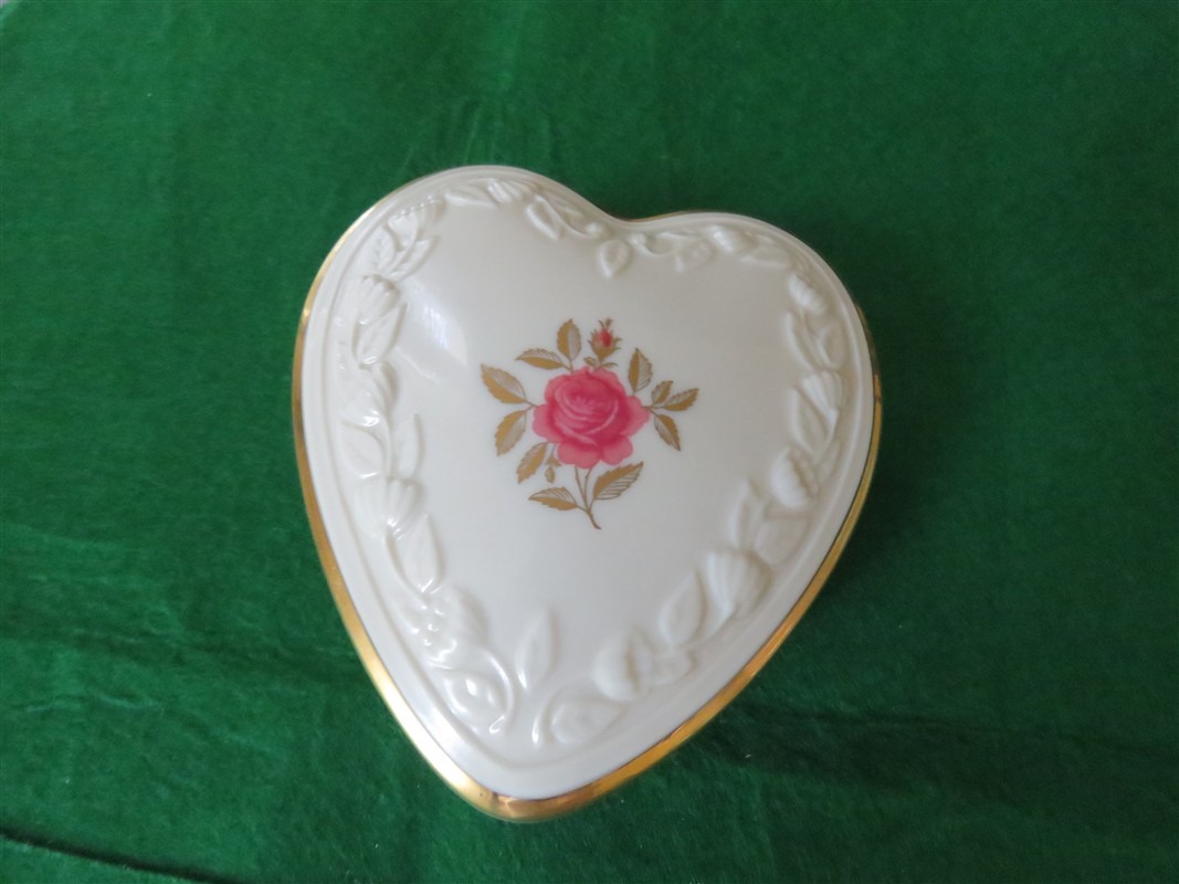 101104L1 (1067 x 800) Lenox trinket box with lid 1