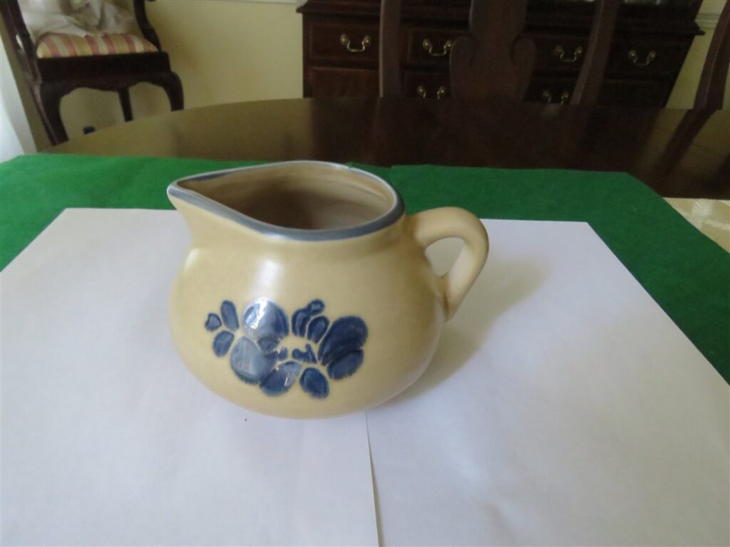 Pfaltzgraff Folk Art USA Blue Tan Gravy Boat. 1