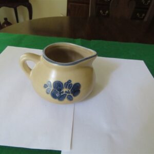Pfaltzgraff Folk Art USA Blue Tan Gravy Boat. 2
