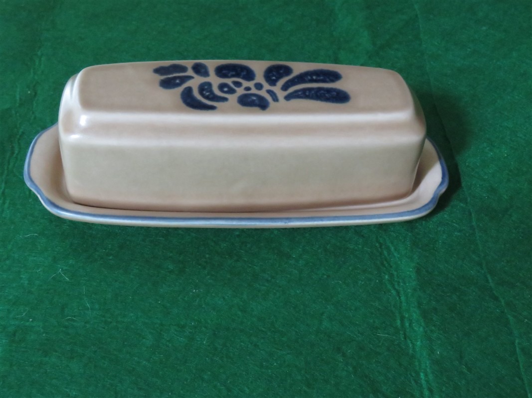 101121L1 (1067 x 800) Covered Butter Dish Folk Art by Pfaltzgraff USA Blue Tan 1980-1989 Stoneware 1