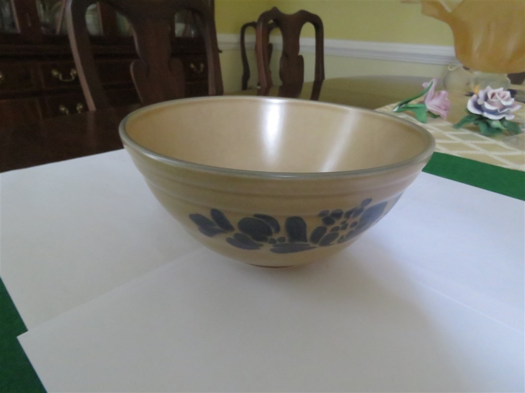 101127L1 (1067 x 800) Pfaltzgraff Folk Art Mixing Bowl USA Blue Tan 458. a