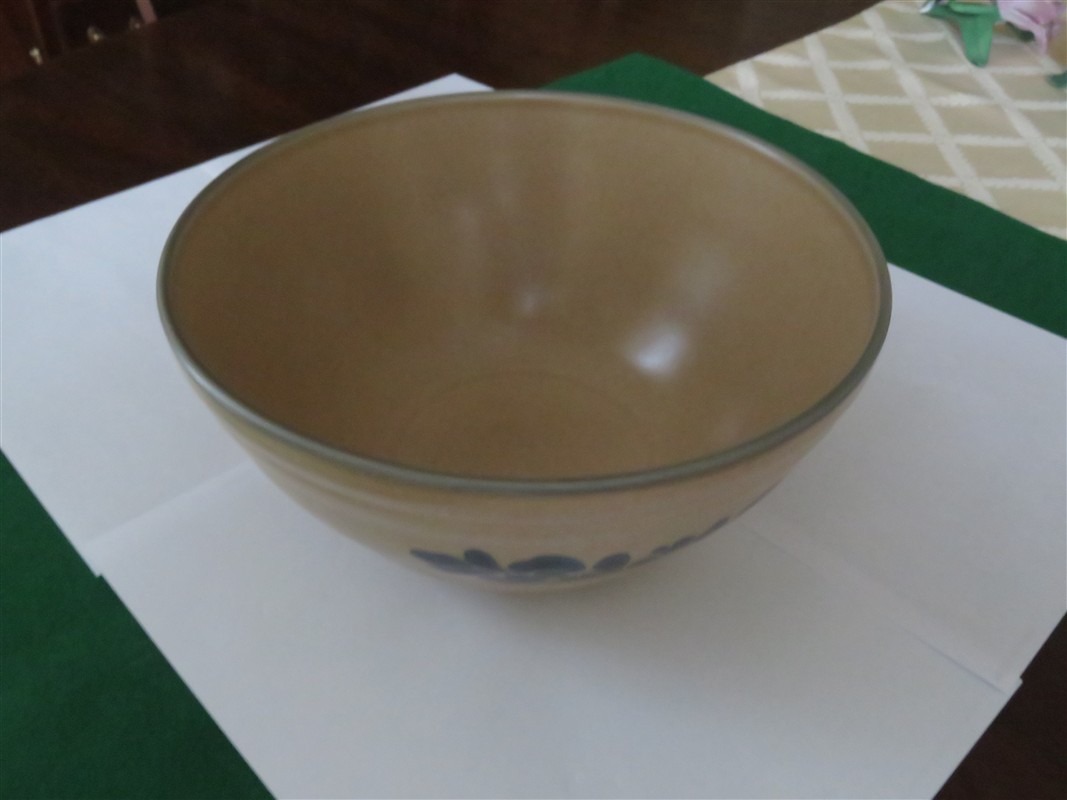 101129L1 (1067 x 800) Pfaltzgraff Folk Art 10 Inch Bowl USA Blue Tan 460 a