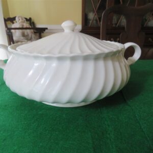 Serving Bowl With Lid and Two Handles 1