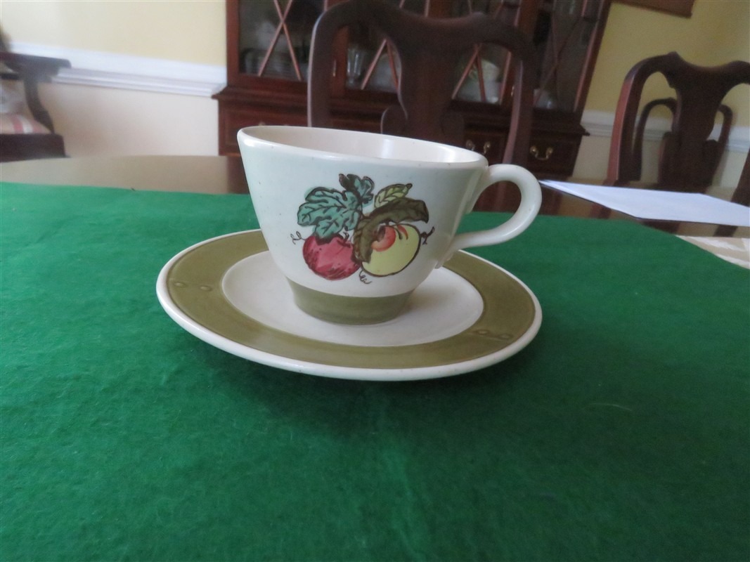 101152L3 (1067 x 800) Metlox Poppytrail Provincial Fruit Avocado Rim Cups & Saucers 3