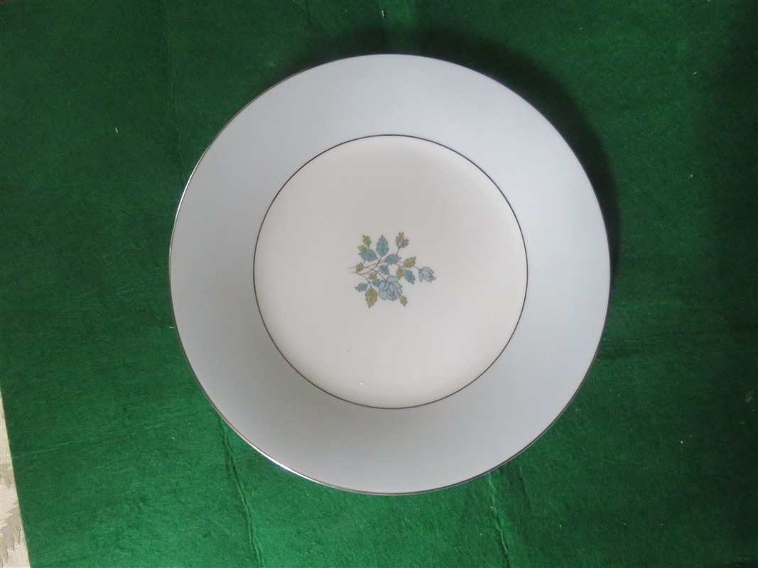 101181L1 (1067 x 800) Dinner Plate Harvard Rose by Noritake 1