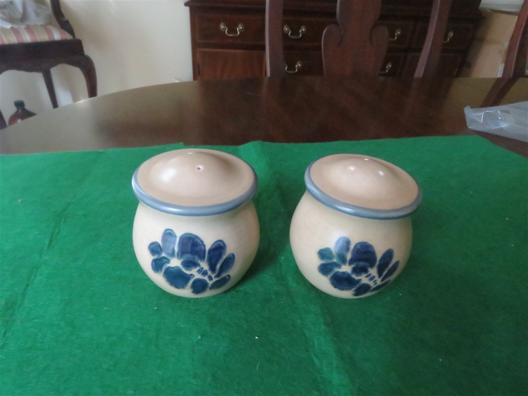 101200L1 (1067 x 800) Pfaltzgraff Folk Art salt and pepper shaker 1